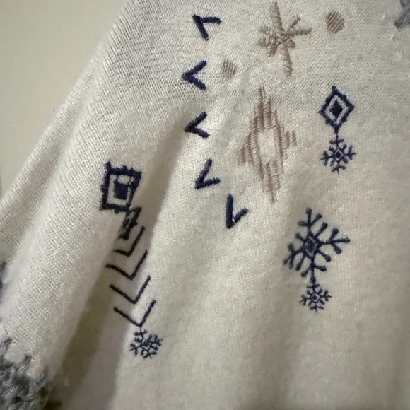 Johnny Was Cream V-Neck Whipstitch Cashmere Sweater with Blue and Red Embroidery - Picture 6 of 9